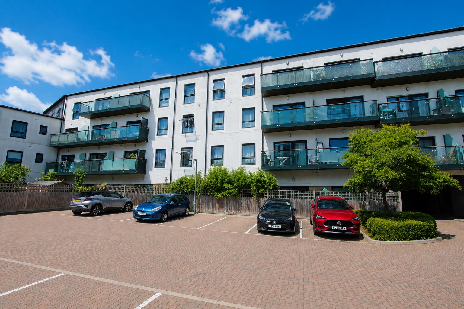 2 bed property in Sweetbriar Avenue, Carshalton